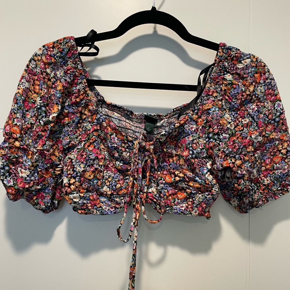 🔥3 for $15🔥 
floral crop top